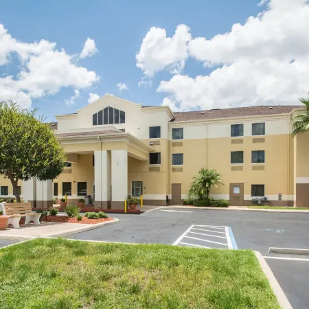 Comfort Inn & Suites DeLand - Near University