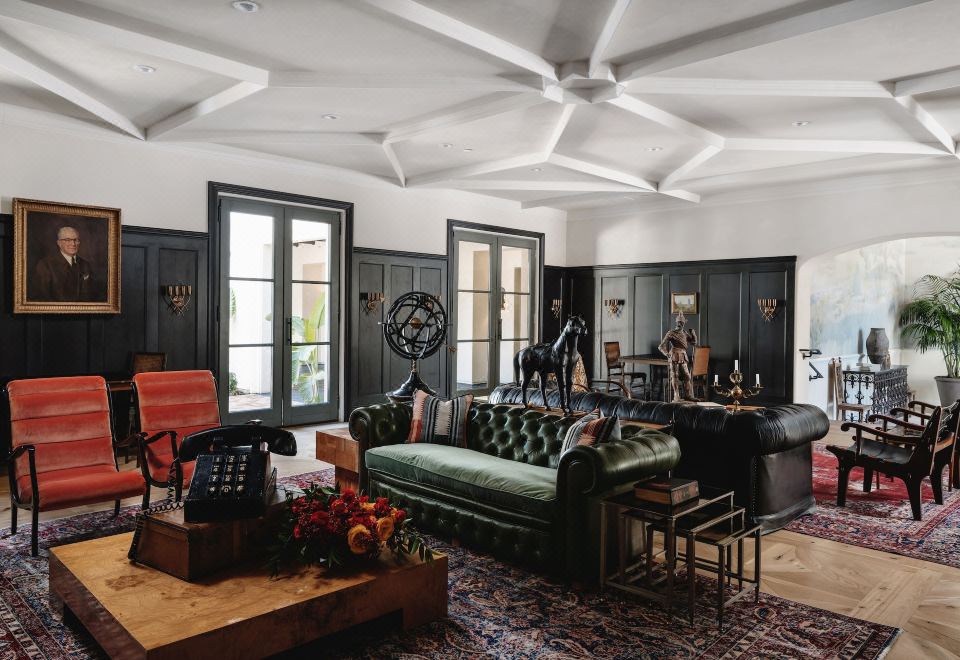 코모도어 페리 에스테이트의 야외 수영장 및 정원