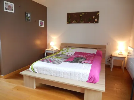 Les Chambres de Manou Отели в г. Пео