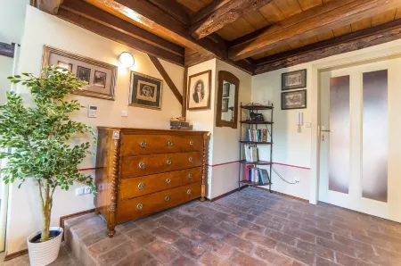 Latrán 43 Apartments Отели рядом с достопримечательностью «Plague Column»