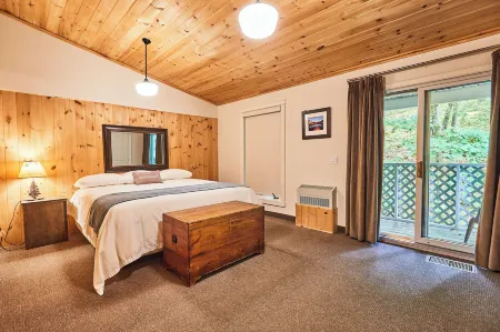 3 Pines Lodge Muskoka Отели в г. Port Sydney