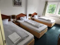 Hotel & Restaurant Heidekrug in Pinneberg Hotels near Rosengarten