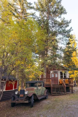 Johnston Canyon Lodge & Bungalows - parking