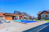 Timber Cottage With Pool and Hot Tub - Happy Rentals - piscine