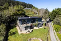 Charming 6-Bed Escape- Balconies & Panoramic Views