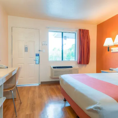 Motel 6 El Cajon, CA - San Diego Отели рядом с достопримечательностью «Парк Лейк-Мюррей»
