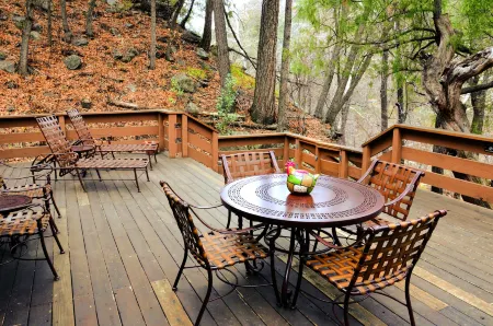 Junipine Resort Отели рядом с достопримечательностью «Парк штата Слайд Рок»