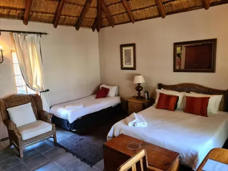 Khaya Africa Guesthouse Отели рядом с достопримечательностью «Four Seasons Garden»