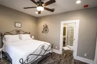 Wyoming St Restored Historic 2Br/1BA Downtown - Bungalows