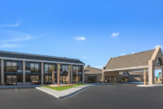 Clarion Pointe Near University Hotels in 