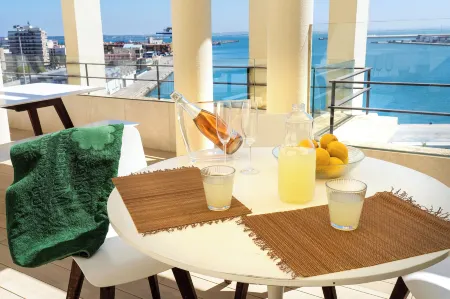 Plaza Mina Suites - Adults Recommended by Luxury Suites Cadiz Отели рядом с достопримечательностью «Convento de San Francisco»