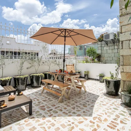 Rooftop Hot Tub! 3 Levels, 5Bedroom in Villa Noria
