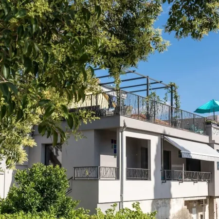 Sleeps 8 Pet Friendly Garden & Roof Terrace