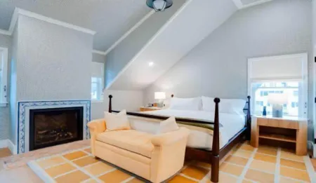 Canoe Place Inn & Cottages Отели в г. Лорел