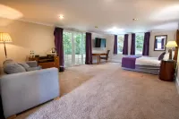 Woodland Manor Hotel