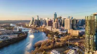 Sleeps 16 Brand New Austin High Rise w Rooftop Pool Gym Yoga Studio More