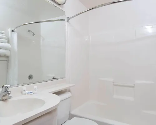 Baymont Inn & Suites by Wyndham Anchorage Airport الغرف Photos