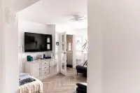 Inviting 3-Bed House in Manchester Hotel a Denton