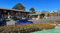 Blue Door Inn - Motels