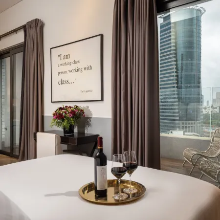 Hotel Indigo TEL AVIV - DIAMOND DISTRICT by IHG Отели рядом с достопримечательностью «Железнодорожный вокзал Ха-Шалом»