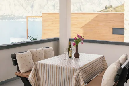 Step to Kotor Bay St-Oliv