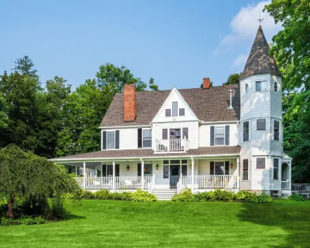 Hideaway Inn Lenox Hotels in Lenox