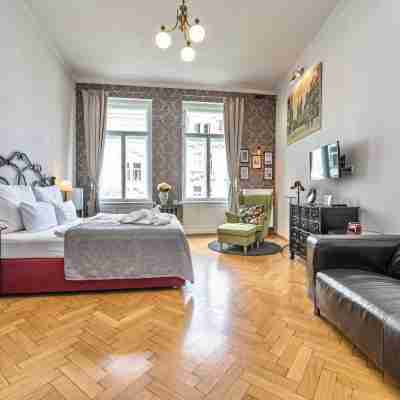 The Old Town Square & Parizska Apartments Rooms