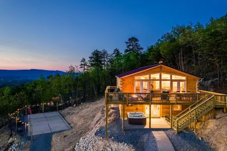Epic Views - Pickleball - HotTub - Firepit - Shenandoah National Park!