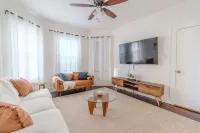 Spacious 3BDR near Harvard/5-Min Walk to Train - Davis Sq / Free Parking! - 3-Star