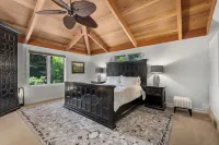 5 Bedroom, 6.5 Bath Luxury Home on 3+ Acres, 5 Min to Square Hotels in Sonoma County