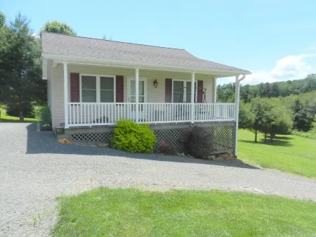 Beautiful rural setting cottage Отели рядом с достопримечательностью «Нью Ривер трейл Стейт Парк, Клиффвью Аксесс»