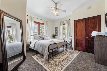 Adorable Cottage in small town of Marion. Just a few blocks from Uptown