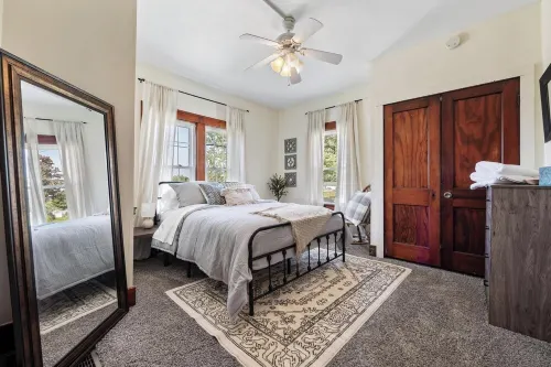 Adorable Cottage in small town of Marion. Just a few blocks from Uptown