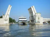 Great Location ONLY 5 Blocks to Beach