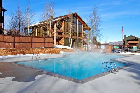 Stylish Condo with Hot Tub and Pool Access - Modern Mountain Retreat