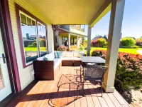 Gorgeous Patio Oasis and Community Pool - Charming Retreat