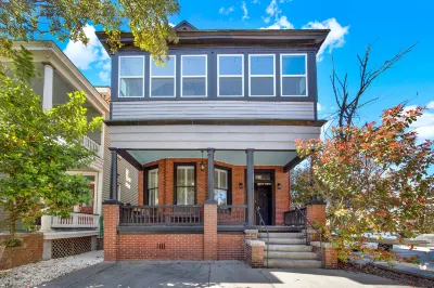 Enclosed Porch Overlooking Thomas Square Park - Stylish Retreat Hotels in Midtown Savannah