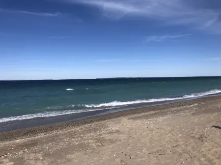 Charming Cottage with River Frontage and Cozy Fireplace - Delightful Retreat Отели в г. Глен Арбор Тауншип