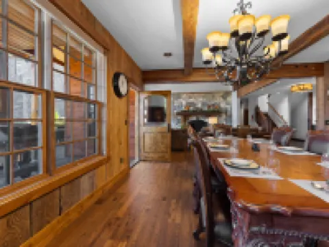 Mountain Lodge with Private Hot Tub and Gourmet Kitchen - Stunning Retreat Hotels in Government Camp