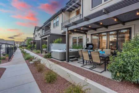 Private Hot Tub and Resort Style Pool Retreat - Luxurious Oasis