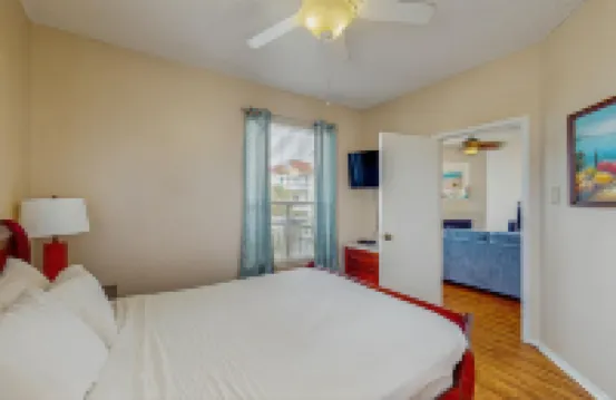 Dog-friendly home w/central AC, free WiFi, full kitchen, shared pool & hot tub 鄰近Whitecap Beach的酒店