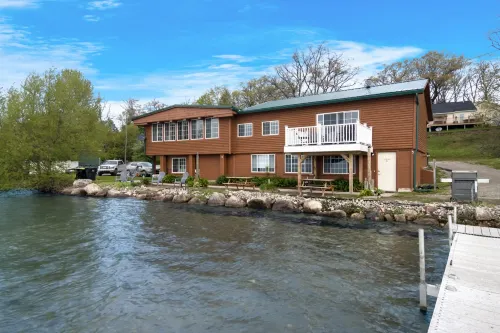 Stunning Lake Views and Shared Hot Tub - Serene Cottage Escape Các khách sạn ở Fife Lake