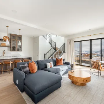 Breathtaking Mountain and Lake Views, Expansive Balcony, Private Hot Tub, BBQ Grill. Perfect Summer!