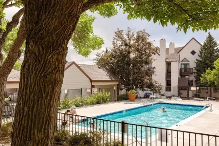 Code & Comfort in Boston Commons Отели рядом с достопримечательностью «Парк штата Черри Крик»