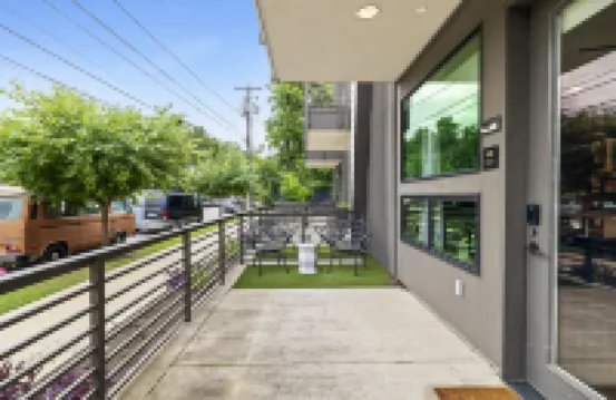 Charming Oasis with Turntable and Vinyl Collection - Delightful Hideaway