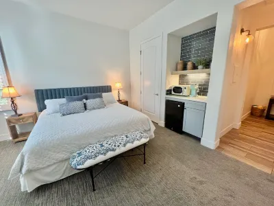 Luxurious Remodeled Studio in La Quinta #C Hotels near La Quinta Library