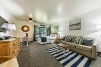 Balcony with Lawn View and Kitchenette - Stylish Modern Oasis Hotels in Truckee