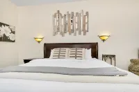 Tranquil Getaway - Stylish Suite with Pool Access