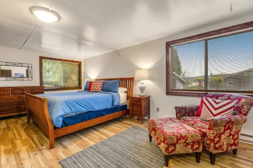 Water-view cottage on Hood Canal - wood stove, beach access, kayaks - 1 Dog OK Các khách sạn ở Seabeck