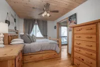 Ski in Ski Out and Outdoor Hot Tub - Stunning Family Escape